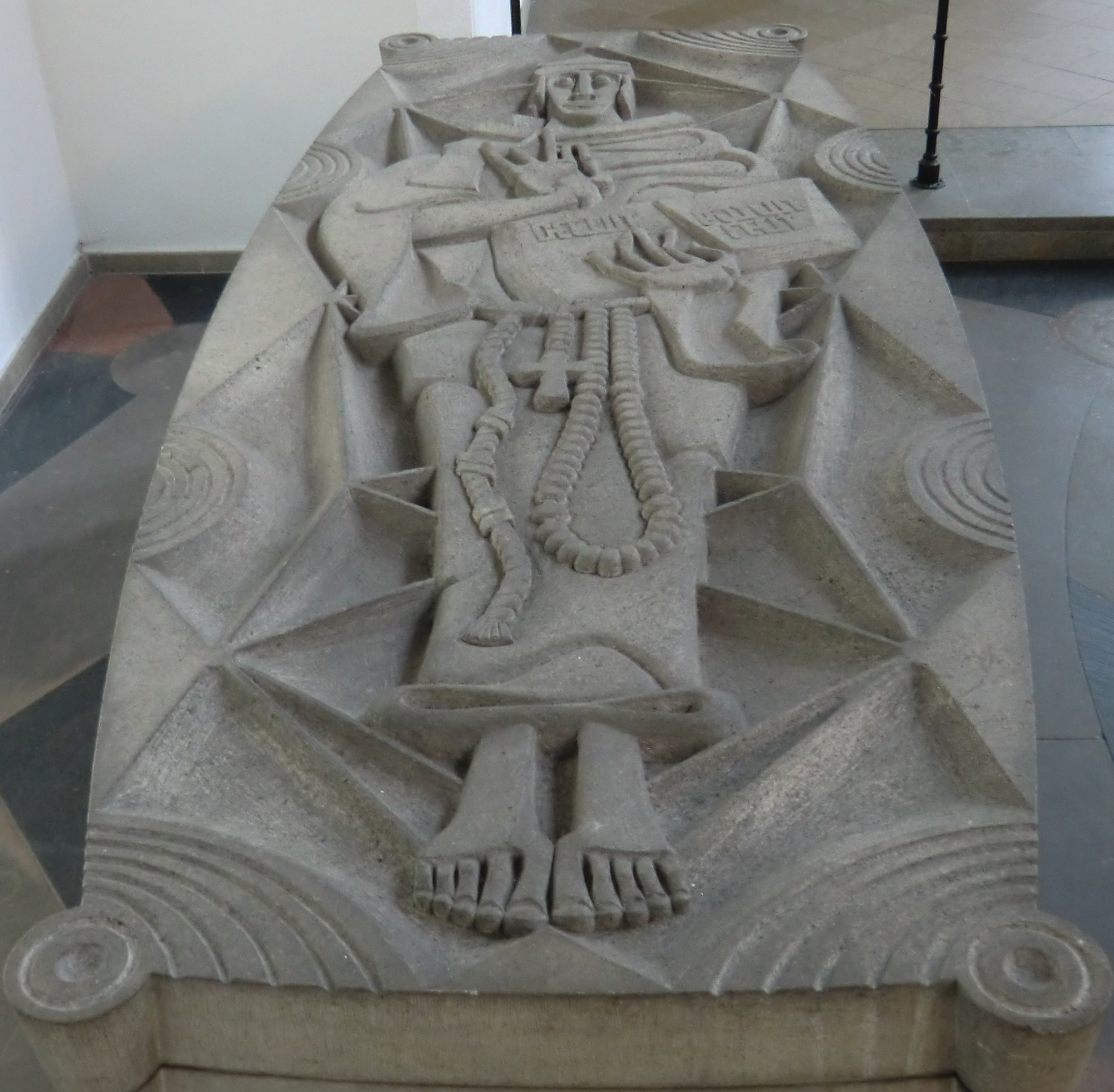 Josef Höntgesberg: moderner Sarkophag für Johannes, 1957, in der Minoritenkirche in Köln