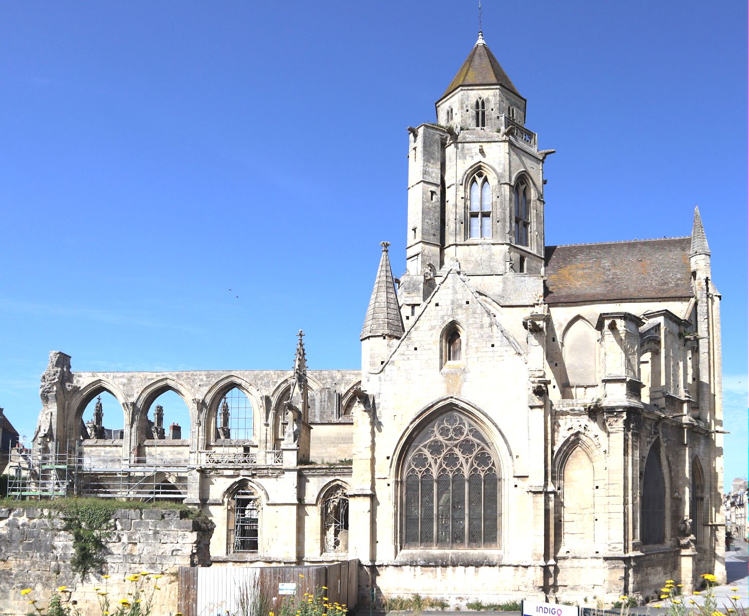 Ruine der Kirche Saint-Étienne-le-Vieux in Caen, damals die Kirche des nahen Kollegs der Jesuiten