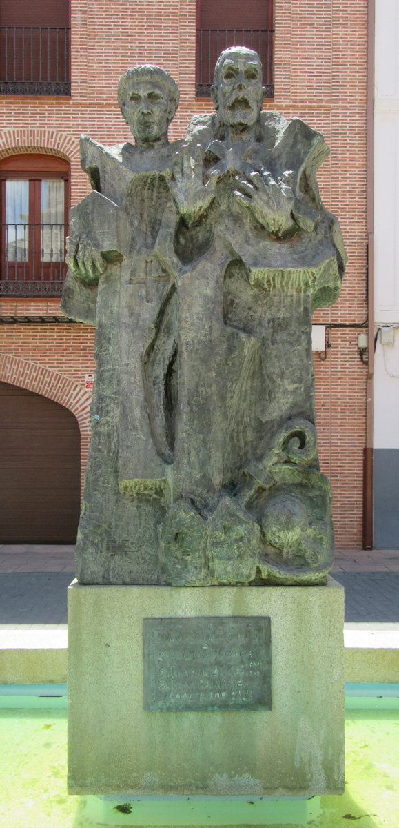 Denkma für Johannes Baptist (links) und den ebenfalls hier geborenen Johannes von Ávila vor der Kirche in Almodóvar del Campo