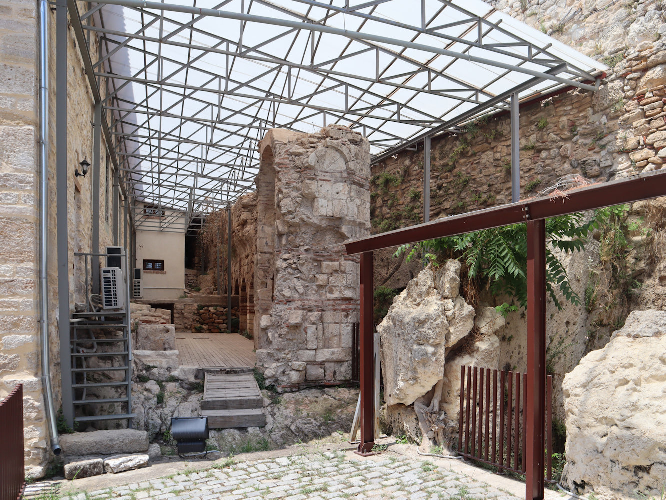 Reste von Mauern und Grabnischen einer byzantinichen Kirche des 14. Jahrhunderts neben der Metropolitankirche Agios Athanasios am Burgberg in Didymoticho