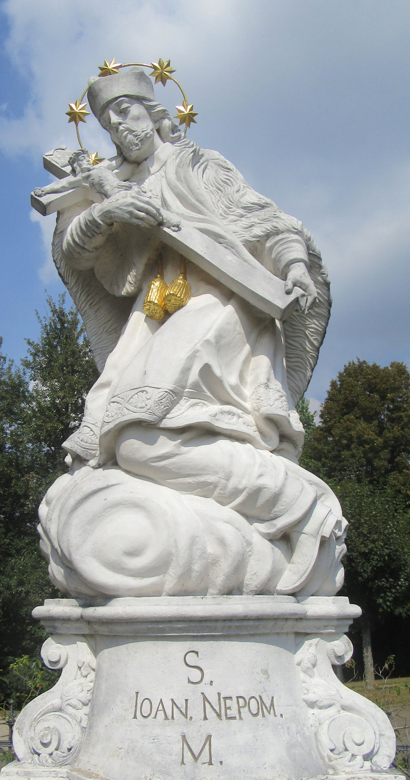 Statue vor der Wallfahrtskirche Schönenberg in Ellwangen