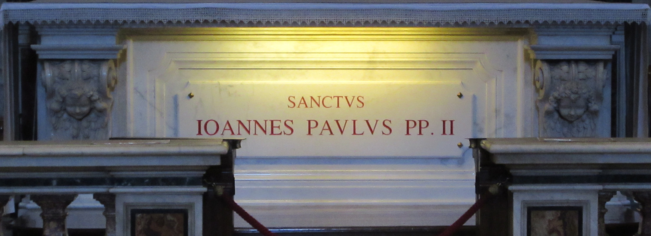 Johannes Paul II.' Grab, seit der Seligsprechung 2011 in der Sebastian geweihten Kapelle im Petersdom