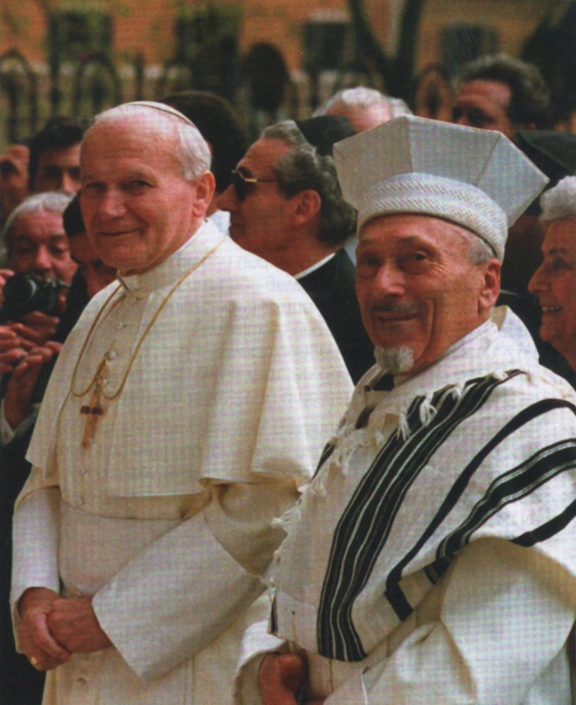 Johannes Paul II. mit Elio Toaff, dem Oberrabbiner der Großen Synagoge in Rom beim ersten Besuch eines Papstes in einer Synagoge am 13. April 1986