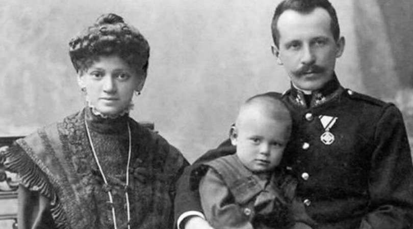 Karol Wojtyła mit seiner Mutter Emilia und seinem Vater Karol