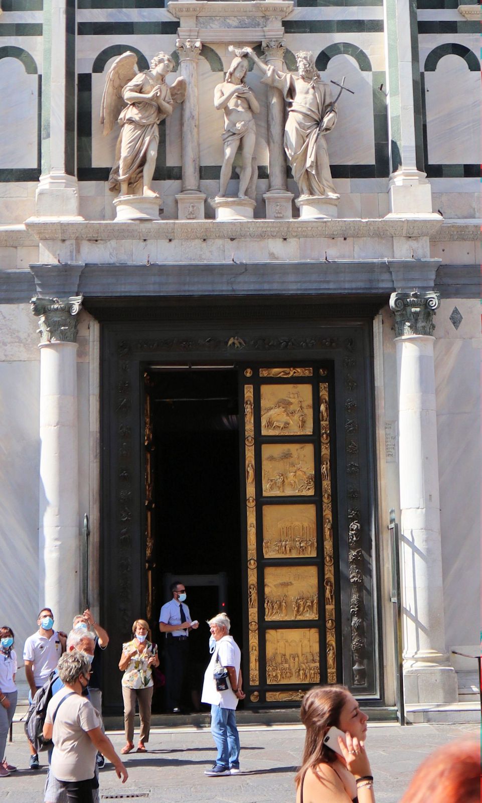 Andrea Sansovino: Marmorstatuen: Johannes tauft Jesus , 1502 bis 1505, über dem Ostportal des Baptisteriums bei der Kathedrale in Florenz