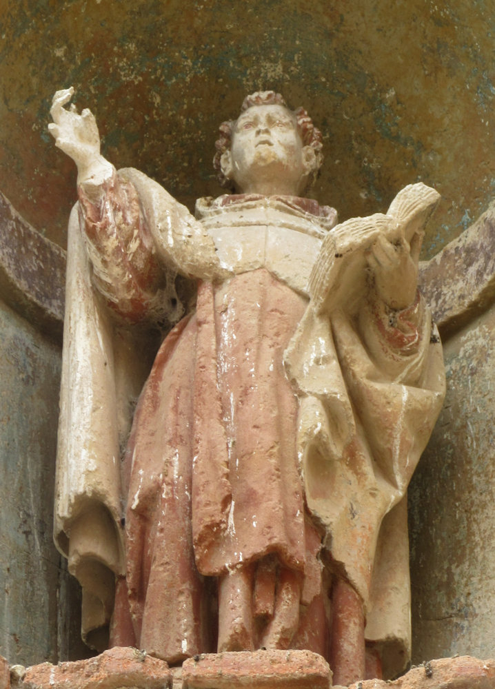 Statue an der über seinem Geburtshaus errichteten Kirche in Fontiveros