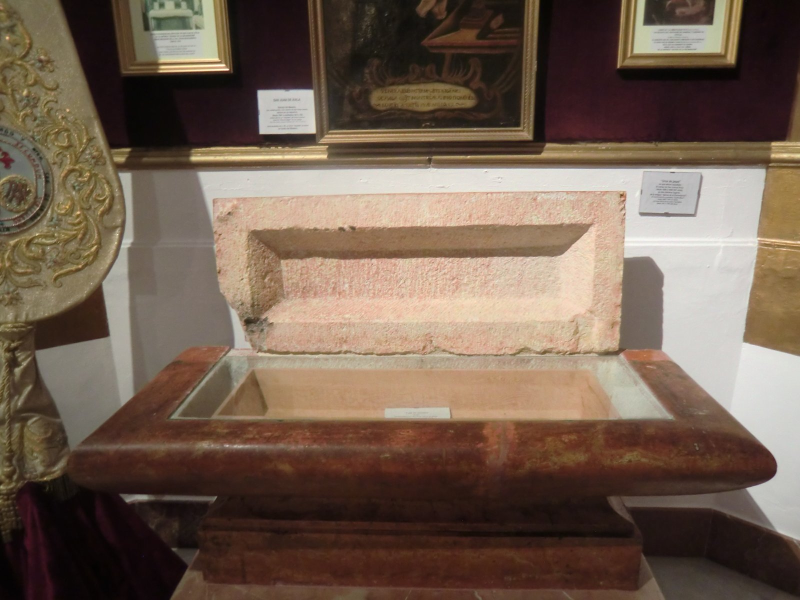 Sarkophag, in dem Johannes von 1608 (oder 1641) bis zur Seligsprechung 1894 ruhte, im Sanktuarium für Johannes in Montilla