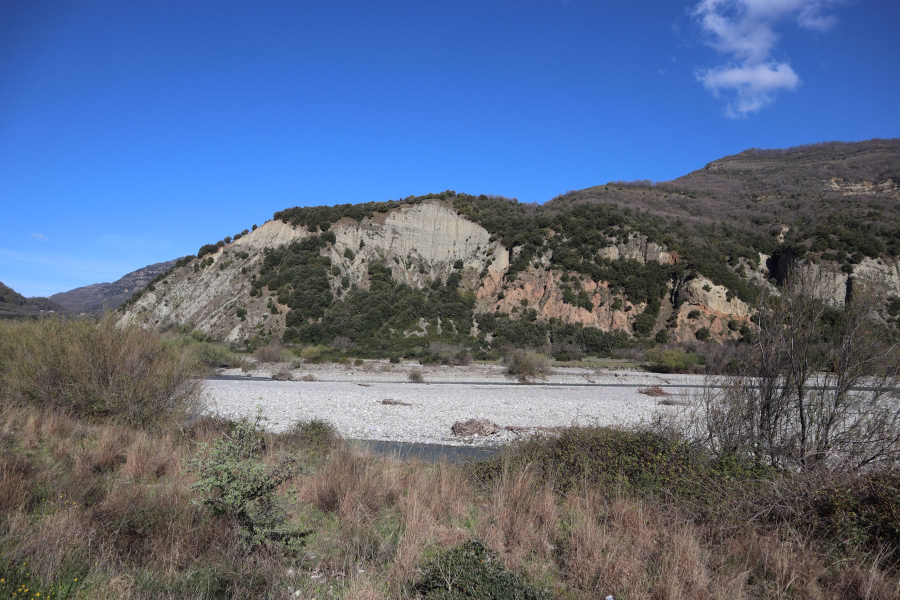 Fluss Sinni mit Blick auf die Einsiedelei Scala Magnano