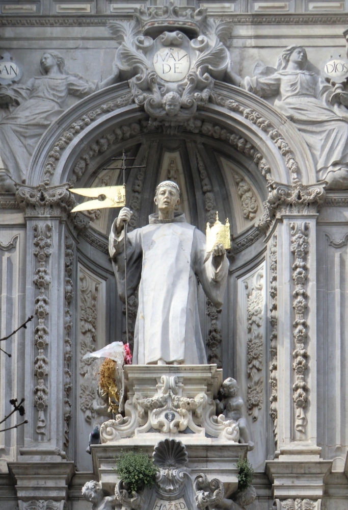 Statue der Kirche, 1916 zur Basilika erhoben, neben dem Krankenhaus in Granada