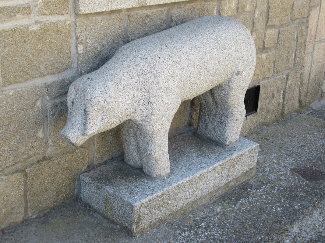 Denkmal für die Tradition der Schweinezucht in Torralba de Oropesa