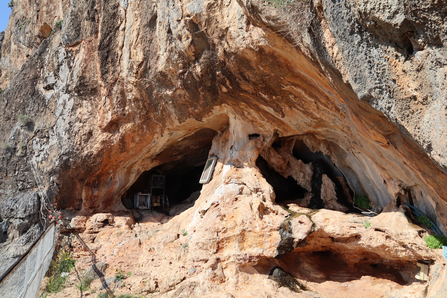 Johannes' Höhle in der Pervolakia-Schlucht oberhalb des Klosters Kapsa