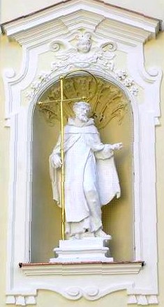 Statue an der Fassade der Kirche in der Alservorstadt in Wien