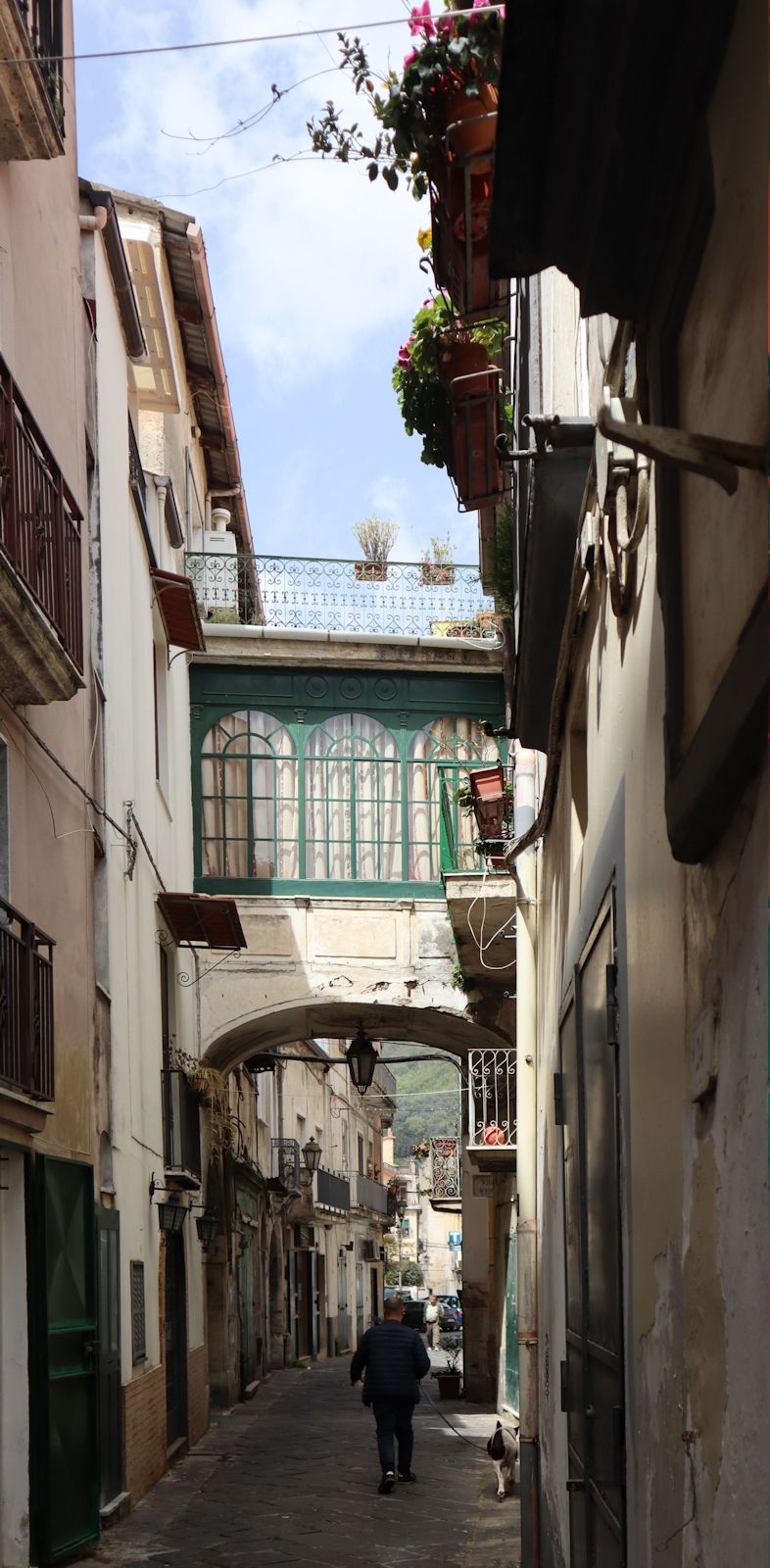 Gasse mit dem Geburtshaus von Johannes in Montecorvino Rovella