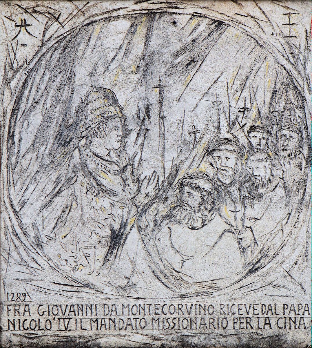 Johannes wird von Papst Nikolaus IV. mit der China-Mission beauftragt. Steinrelief am Franziskanerkloster in Montecorvino Rovella
