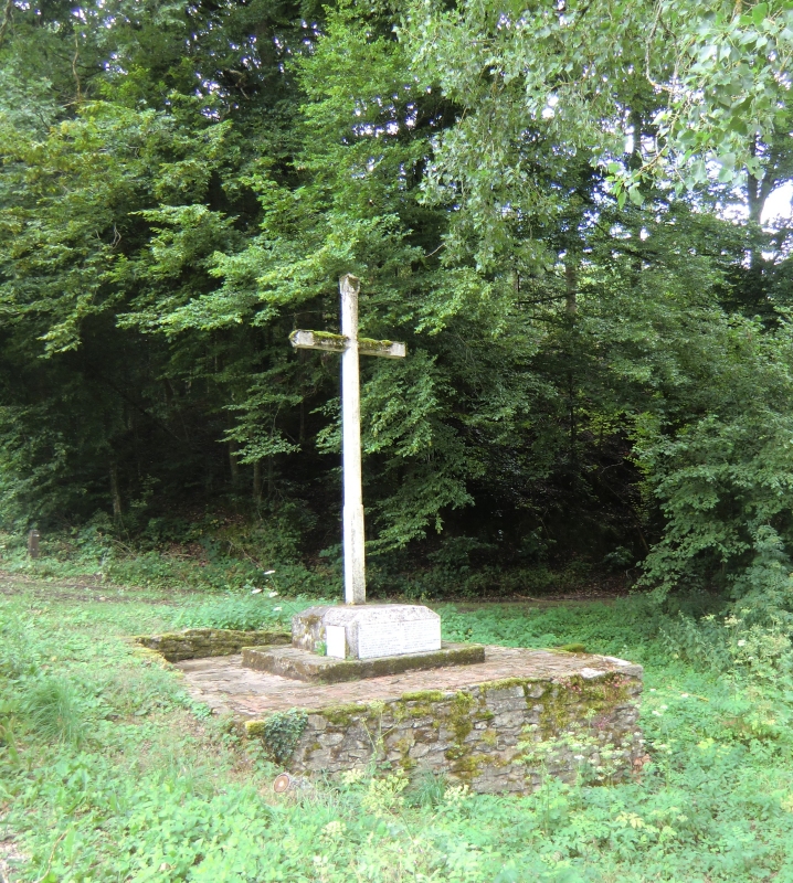 Gedenkreuz an der Stelle des früheren Klosters Bonnevaux, 1933 errichtet