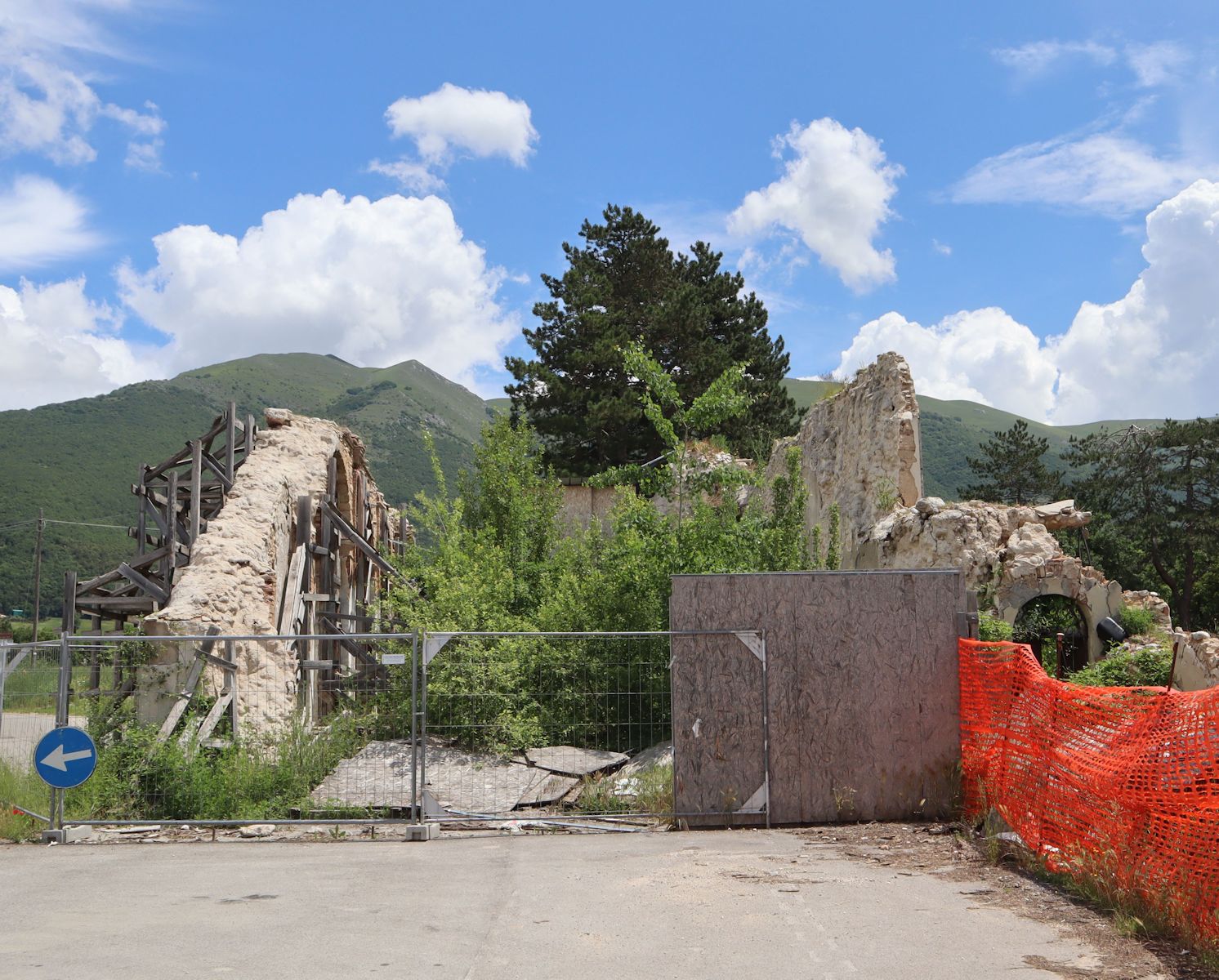 die Ruinen der ehemaligen Klosterkirche in Nursia