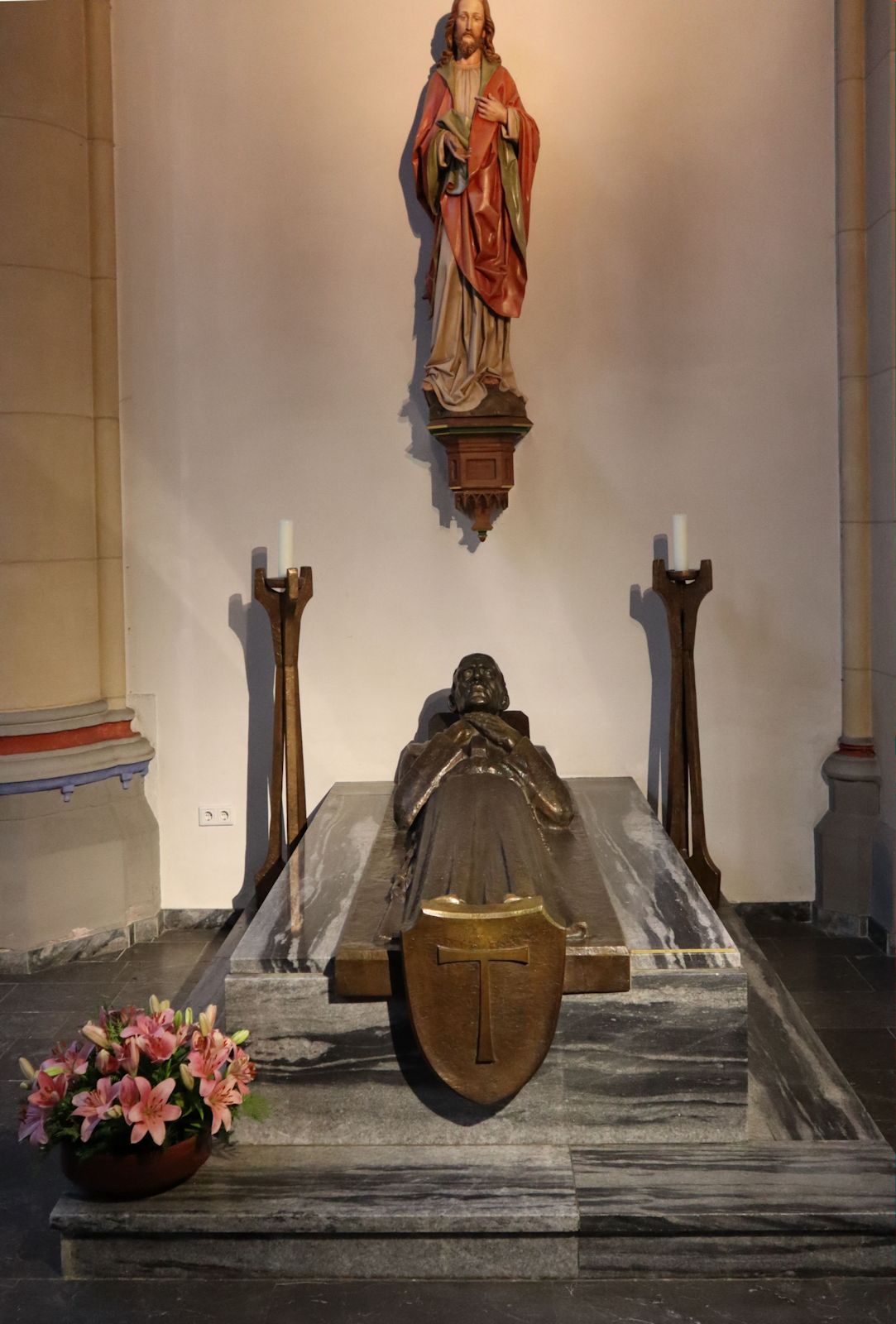 Jordan Mais Grab in der Franziskanerkirche in Dortmund