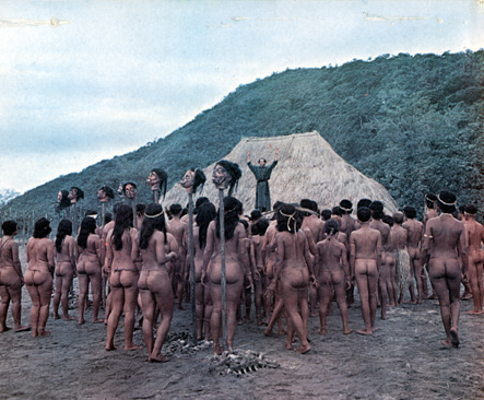 José de Anchieta predigt Indianern. Szene aus dem Film Anchieta, José do Brasil, Brasilien 1978