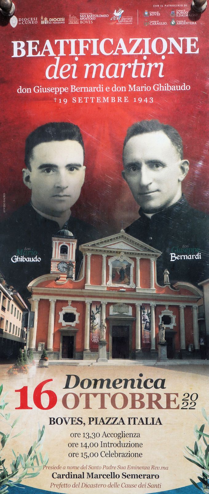 Plakat zur Seligsprechung von Josef Bernardi und Mario Ghibaudo an der Pfarrkirche in Caraglio