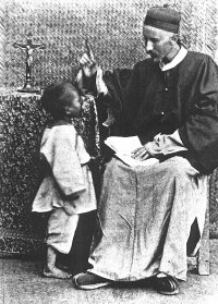Josef Freinademetz mit einem chinesischen Kind