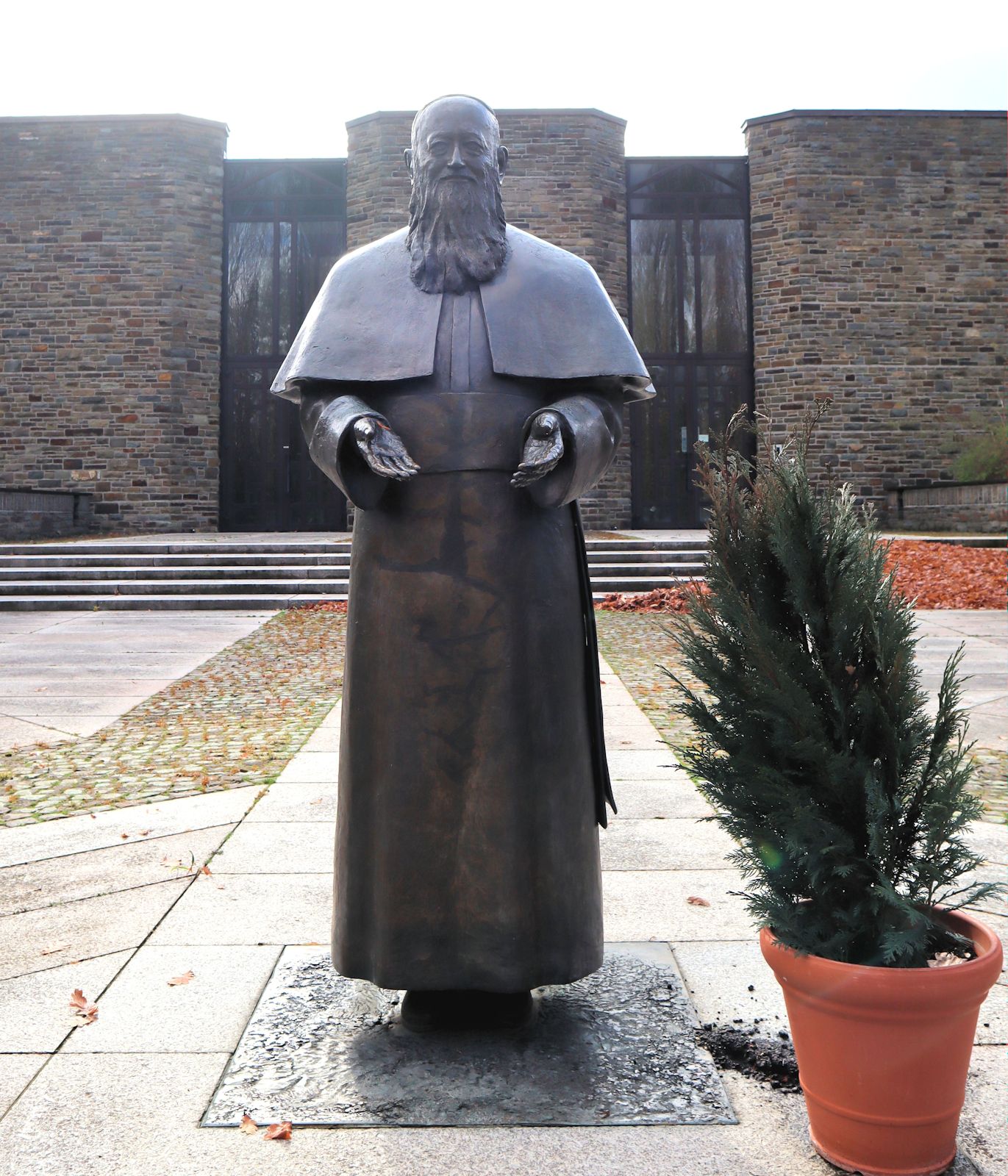 Juan Fernández: Denkmal, 2001, vor dem Pater-Kentenich-Haus auf dem Berg Schönstatt