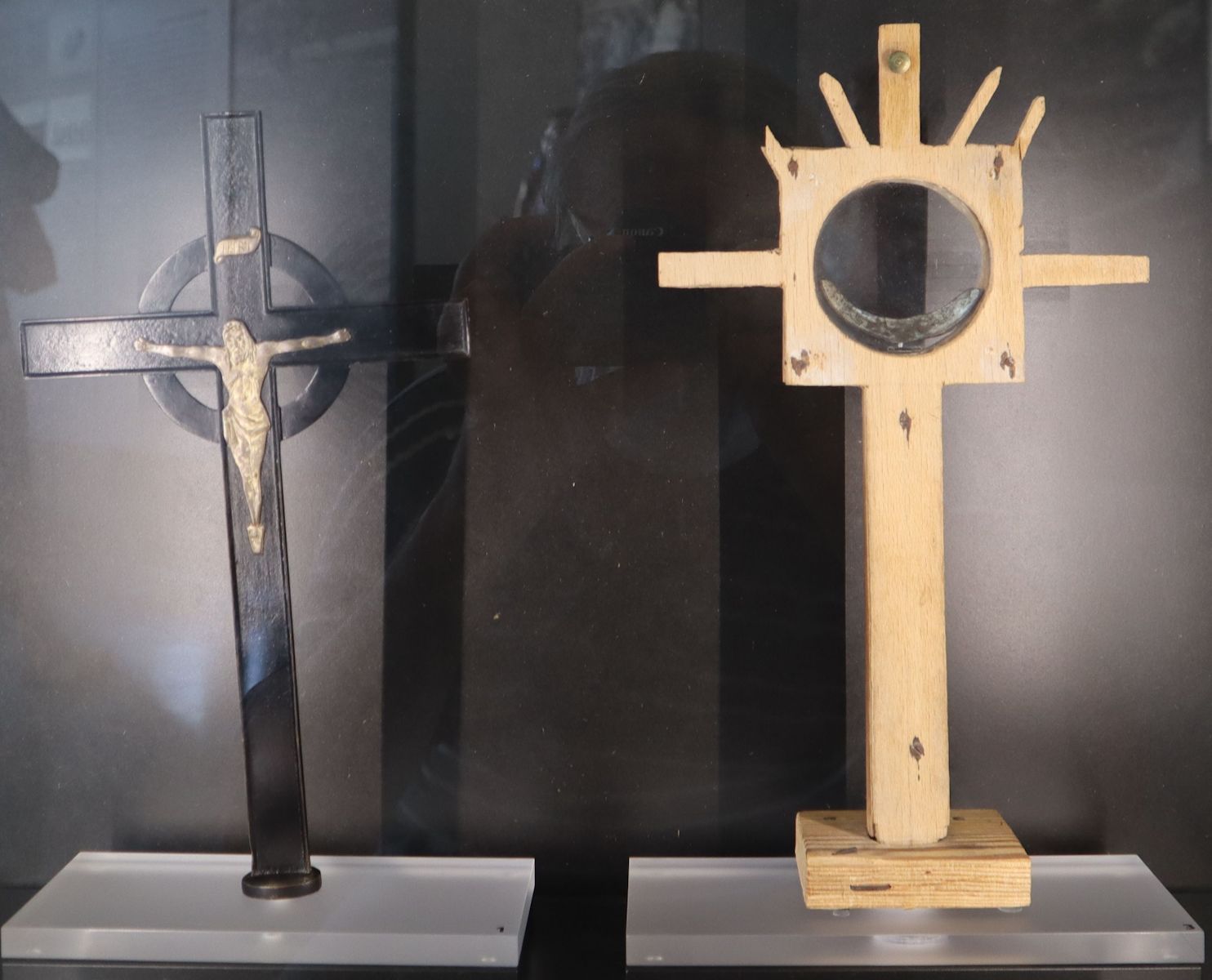 Kreuze, die von Priestern im Konzentrationslager in Dachau verwendet wurden, in der Ausstellung in der Gedenkstätte