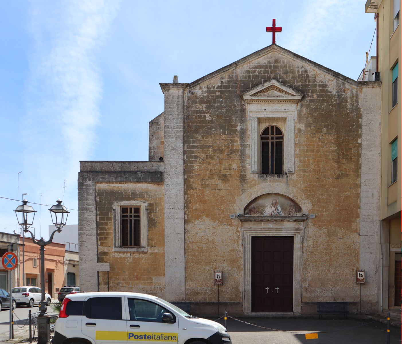Kirche Santa Maria di Loreto mit Gedenktafel und an der nach ihr benannten Straße in Mesagne