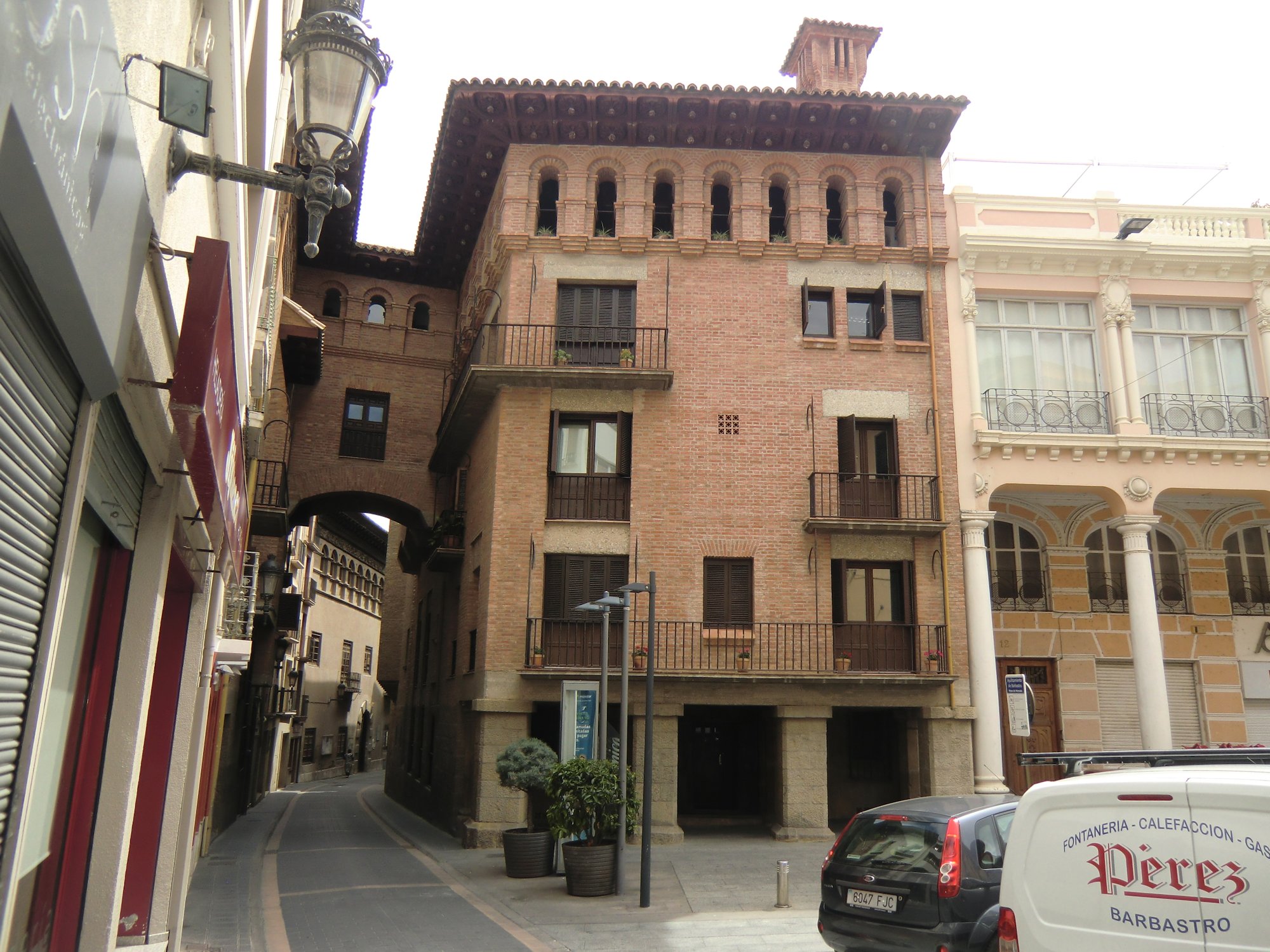Das Elternhaus von Josemaría Escrivá de Balaguer am Marktplatz in Barbastro, heute mit dem Nachbarhaus verbunden und eine Einrichtung des Opus Dei, die nicht besucht werden kann