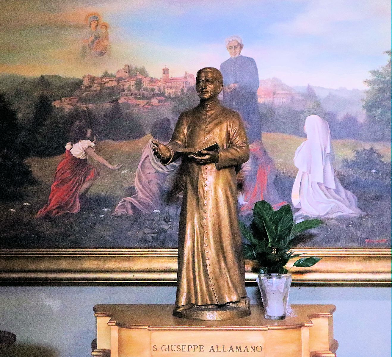 Statue und Bild in der Pfarrkirche in Castelnuova Don Bosco