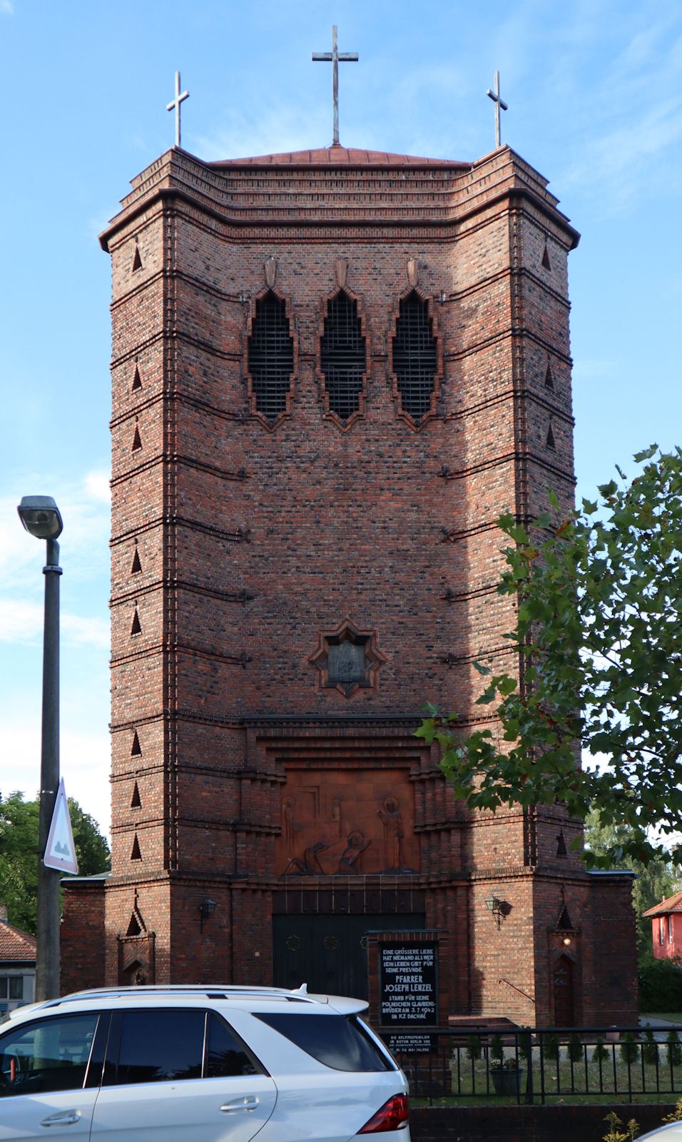 Kirche St. Maria Magdalena in Niederschönhausen, davor ein Gedenkstein für Joseph Lenzel