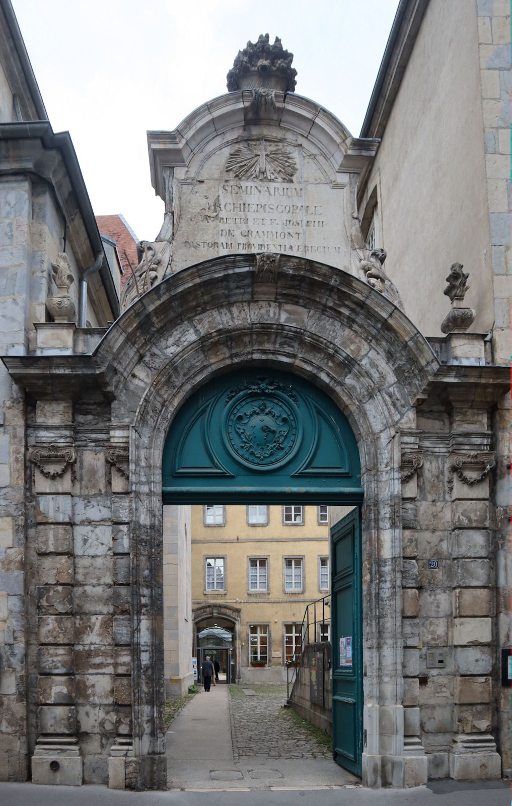 Tor zum ehemaligen Priesterseminar in Besançon