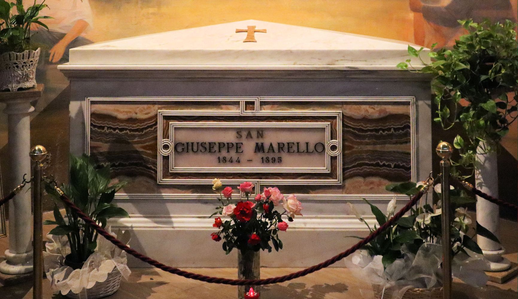 Marellos Sarkophag in der Kirche der Oblati di San Giuseppe in Asti