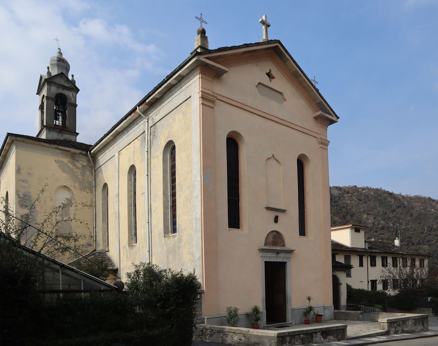 ehemaliges Kloster der Franziskaner in Ornavasso, heute Pfarrkirche und Altenheim