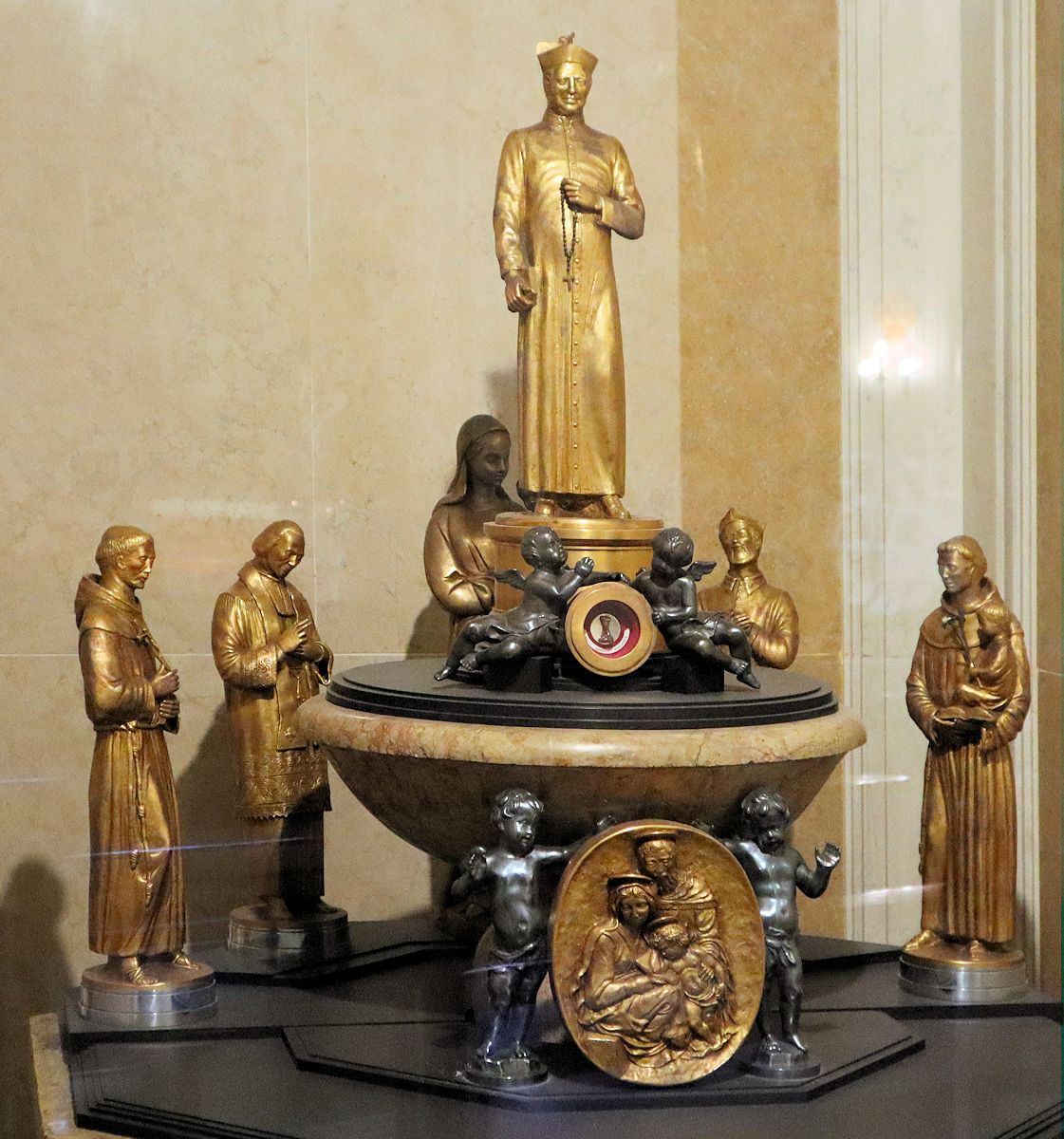 Statue auf dem Taufstein in der Pfarrkirche in Torri del Benaco