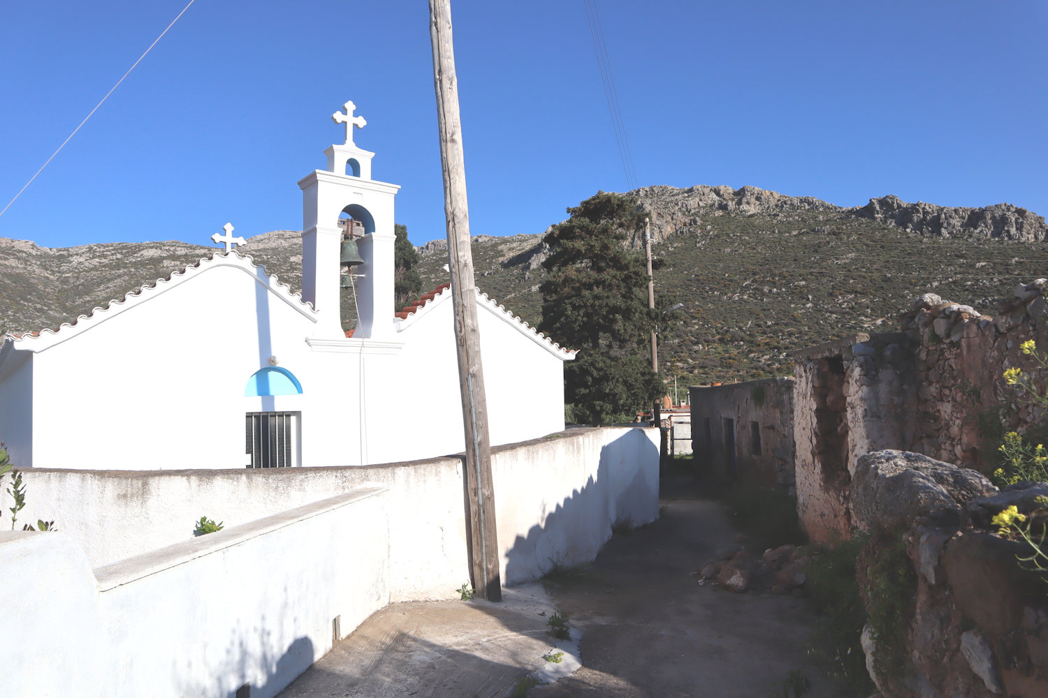 Dorfkirche und zerfallene Häuser in Azokeramos