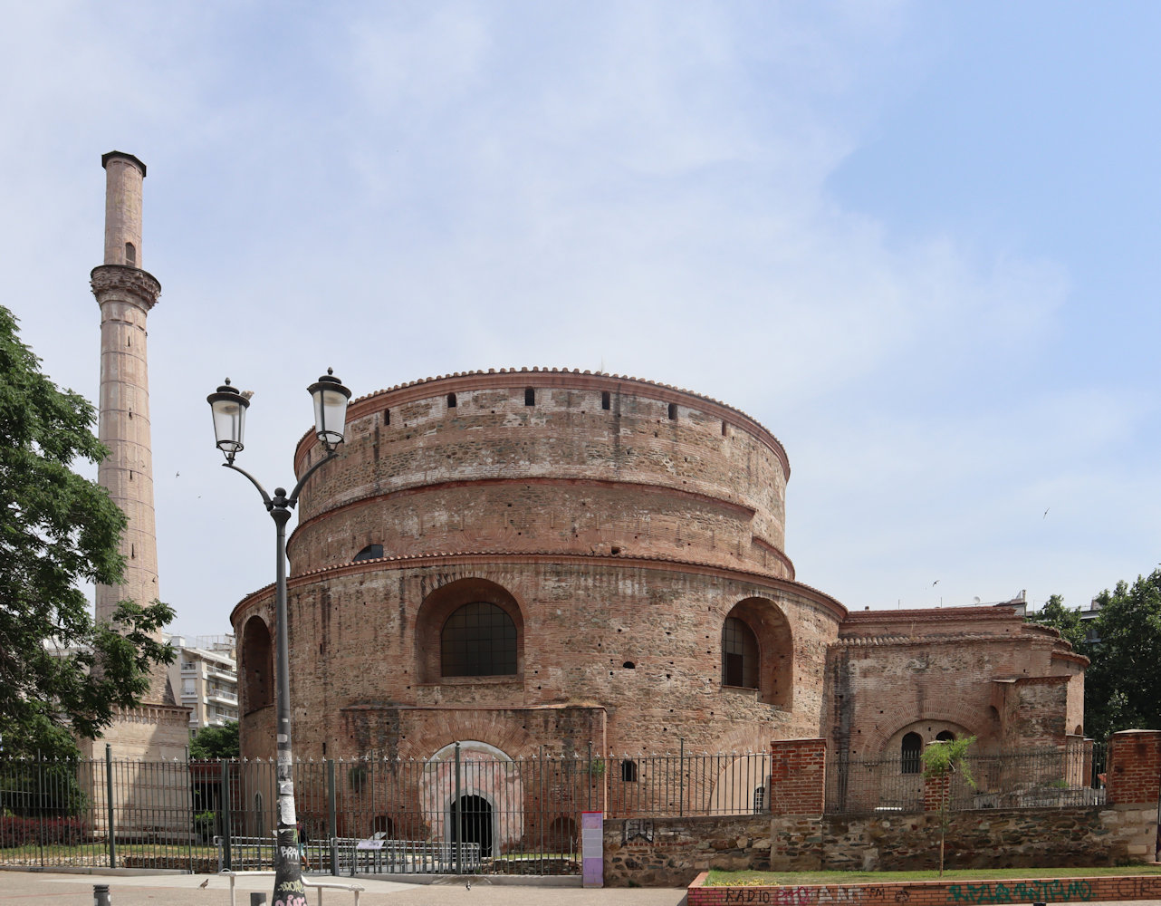 Rotunde in Thessaloniki, gebaut als Mausoleum für Kaiser Galerius, wurde schon 326 Kirche und Sitz des Metropoliten (bis zur Umwandlung in eine Moschee 1590); sie ist damit die älteste erhaltene Kirche der Welt, nach einer Kapelle daneben auch Georgios-Kirche genannt, heute Museum