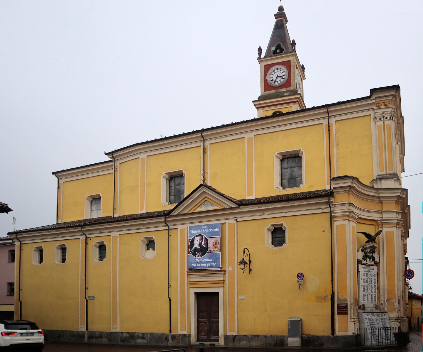 Pfarrkirche San Bernardo in Narzole mit Banner zur Seligsprechung von Timotheus Giaccardo