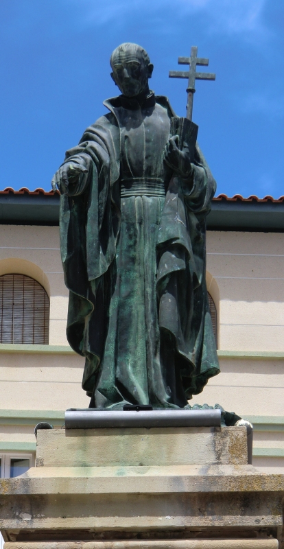 Carlos Palau: Denkmal, Kopie des Originals von 1902, vor dem Piaristenkloster am Geburtshaus in Peralta de la Sal