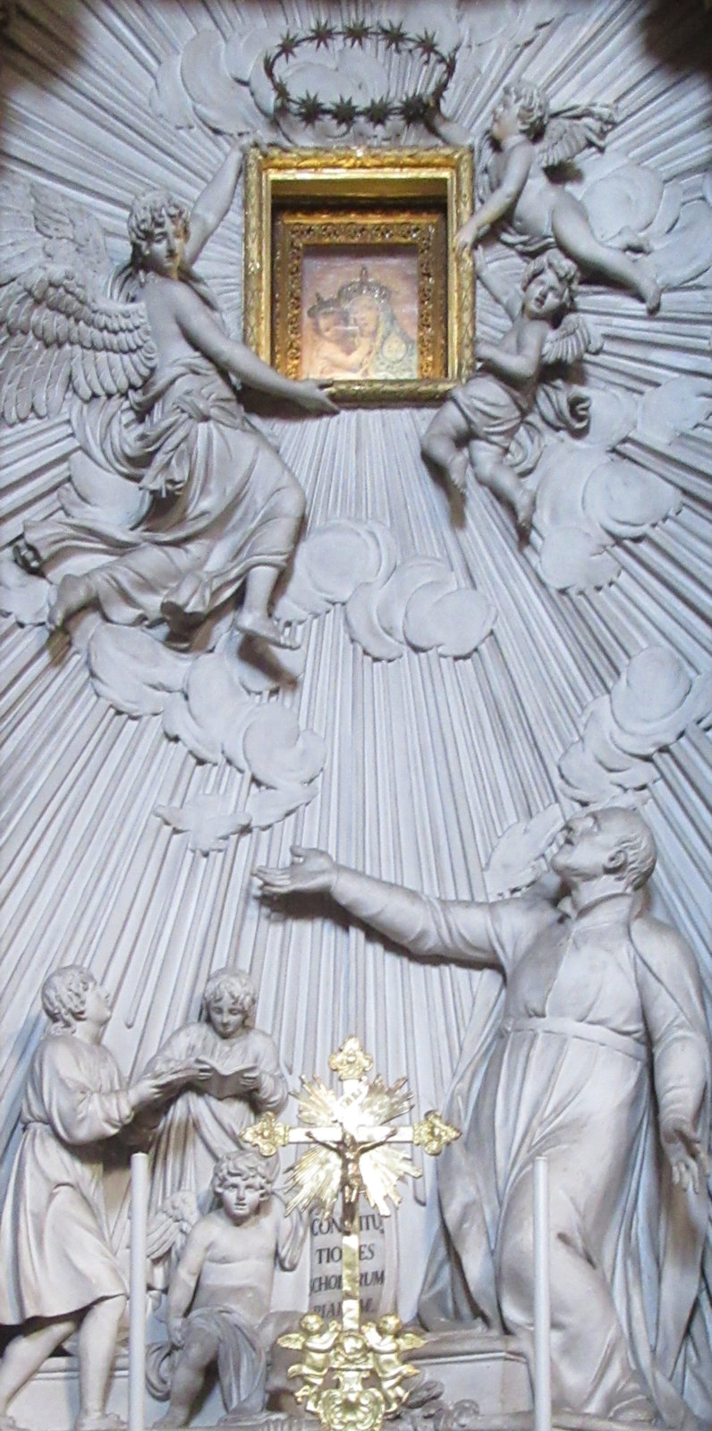 Relief am Hochaltar in der Kirche San Pantaleo in Rom