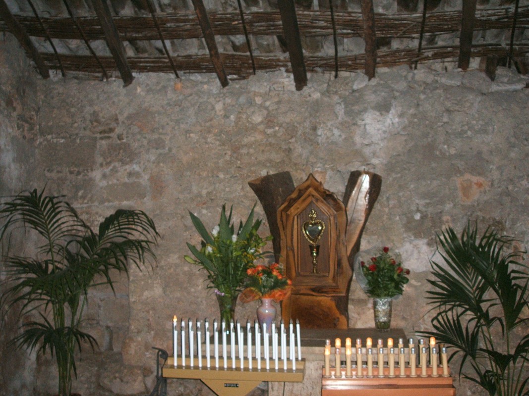 Josefs Herzreliquie in der Nachbildung des Stalls, in dem Josef geboren wurde, im Santuario von Josef in Copertino