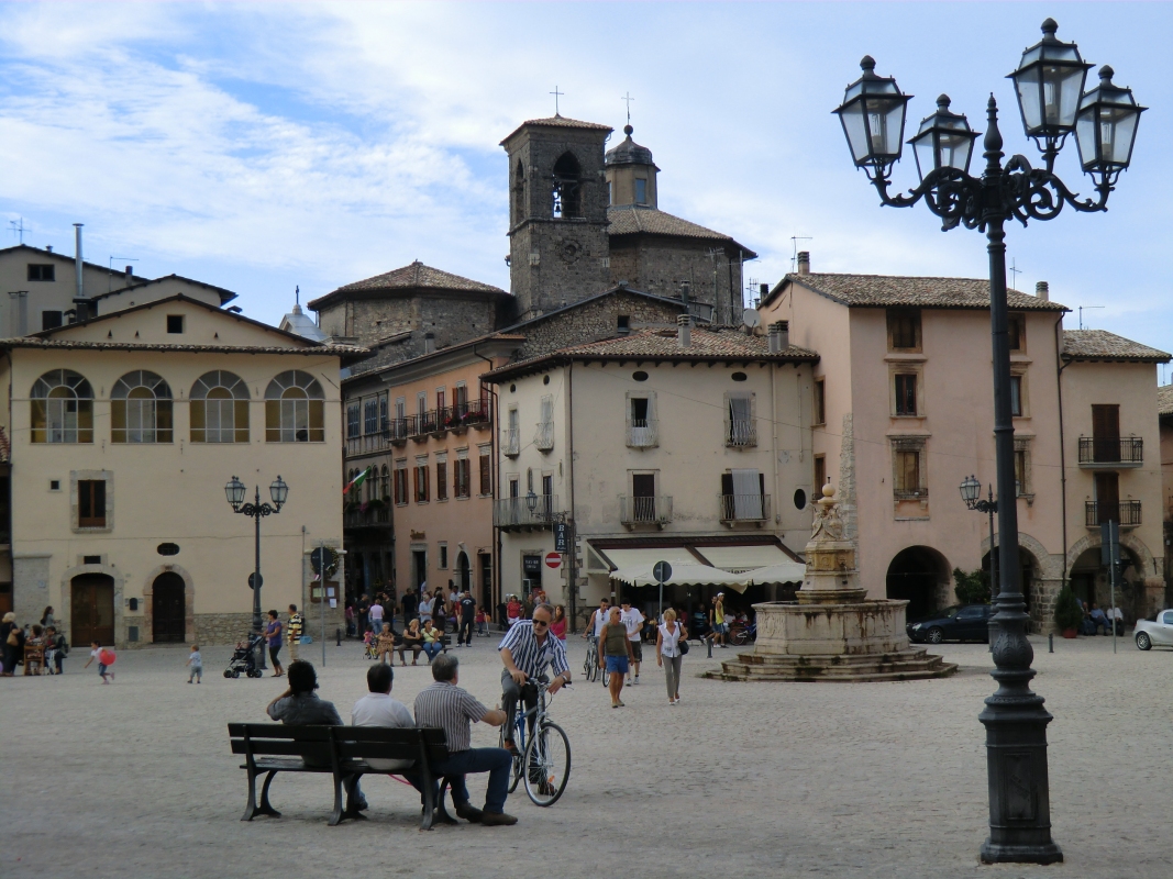 Piazza del Popolo mit dem Santuario Giuseppe in Leonessa