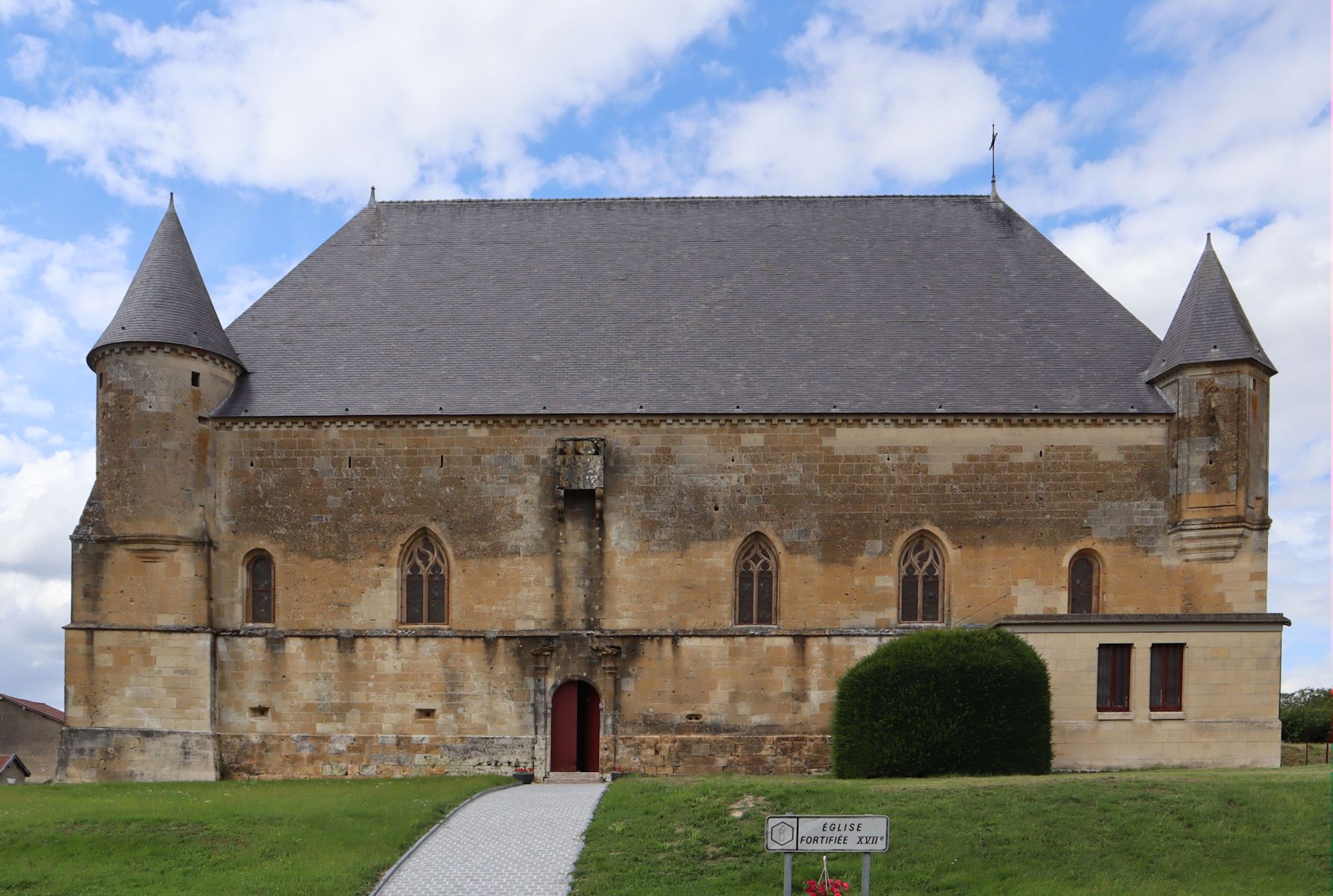 Jovinus geweihte Kirche in St-Juvin, 1624 zur Wehrkirche ausgebaut