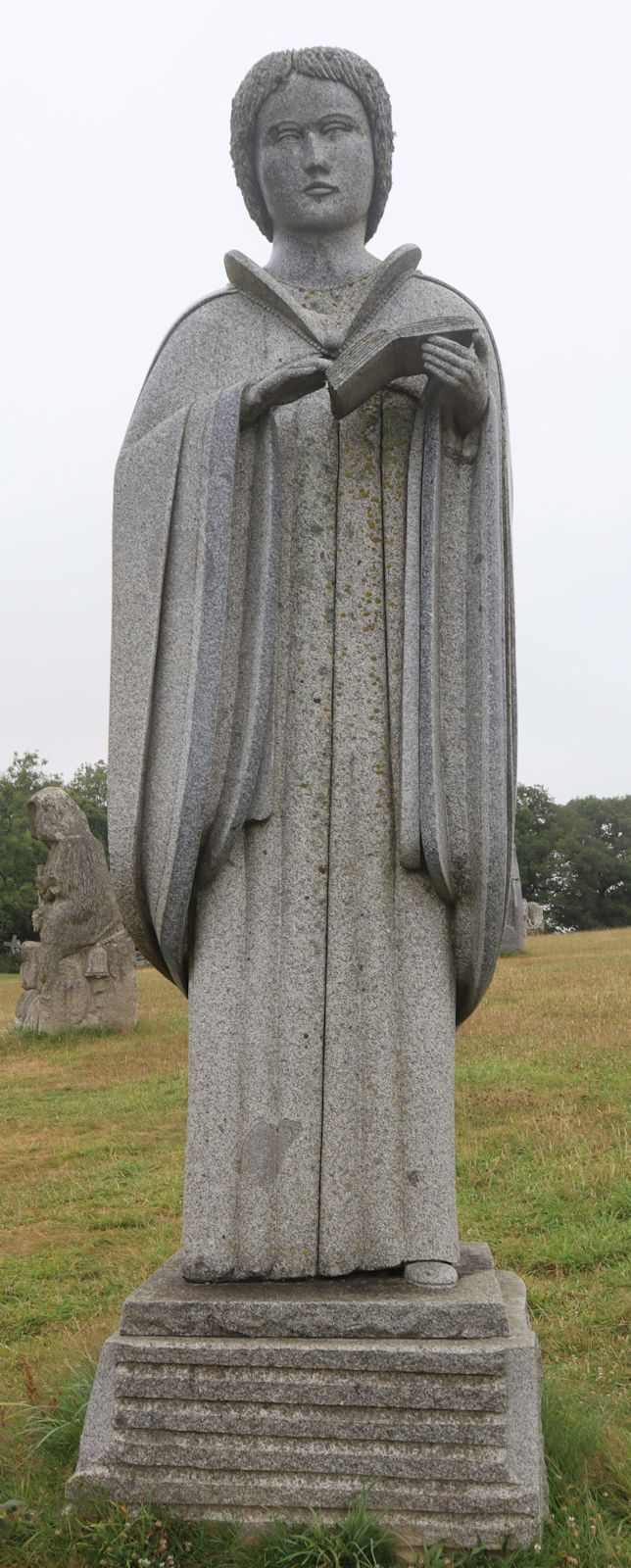 Patrice Le Guen, Jean-Philippe Drévillon: Statue, 2018, im „Vallée des Saints” nahe Carnoët bei Saint-Brieuc