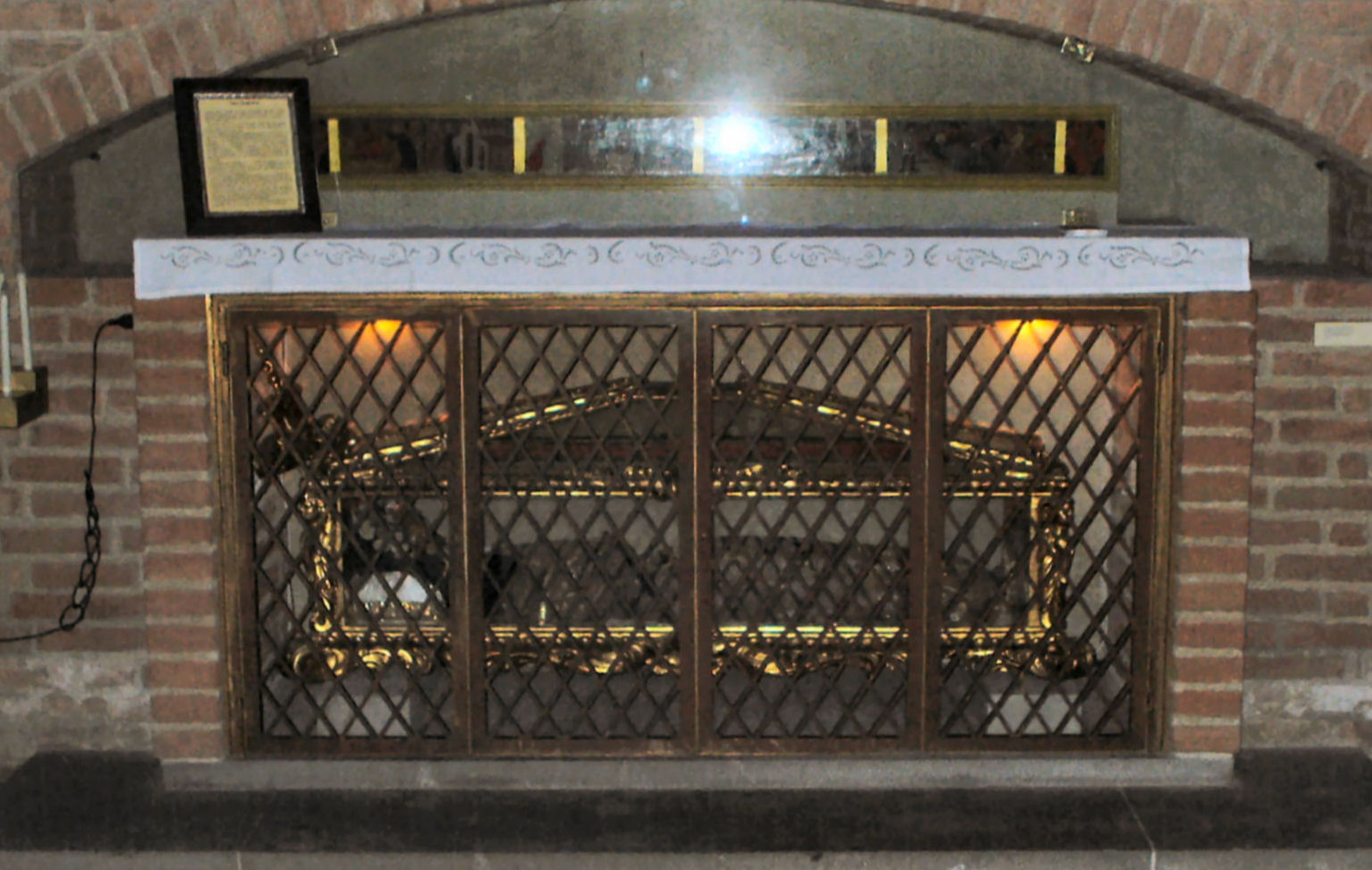 Julias Gebeine in einer Nische, um 1965 errichtet an der Stelle des Altars von 1372, darüber die Predella mit Szenen aus ihrem Leben aus dem 15. Jahrhundert, in der Kirche Ssnti Jacopo e Filippo in Certaldo