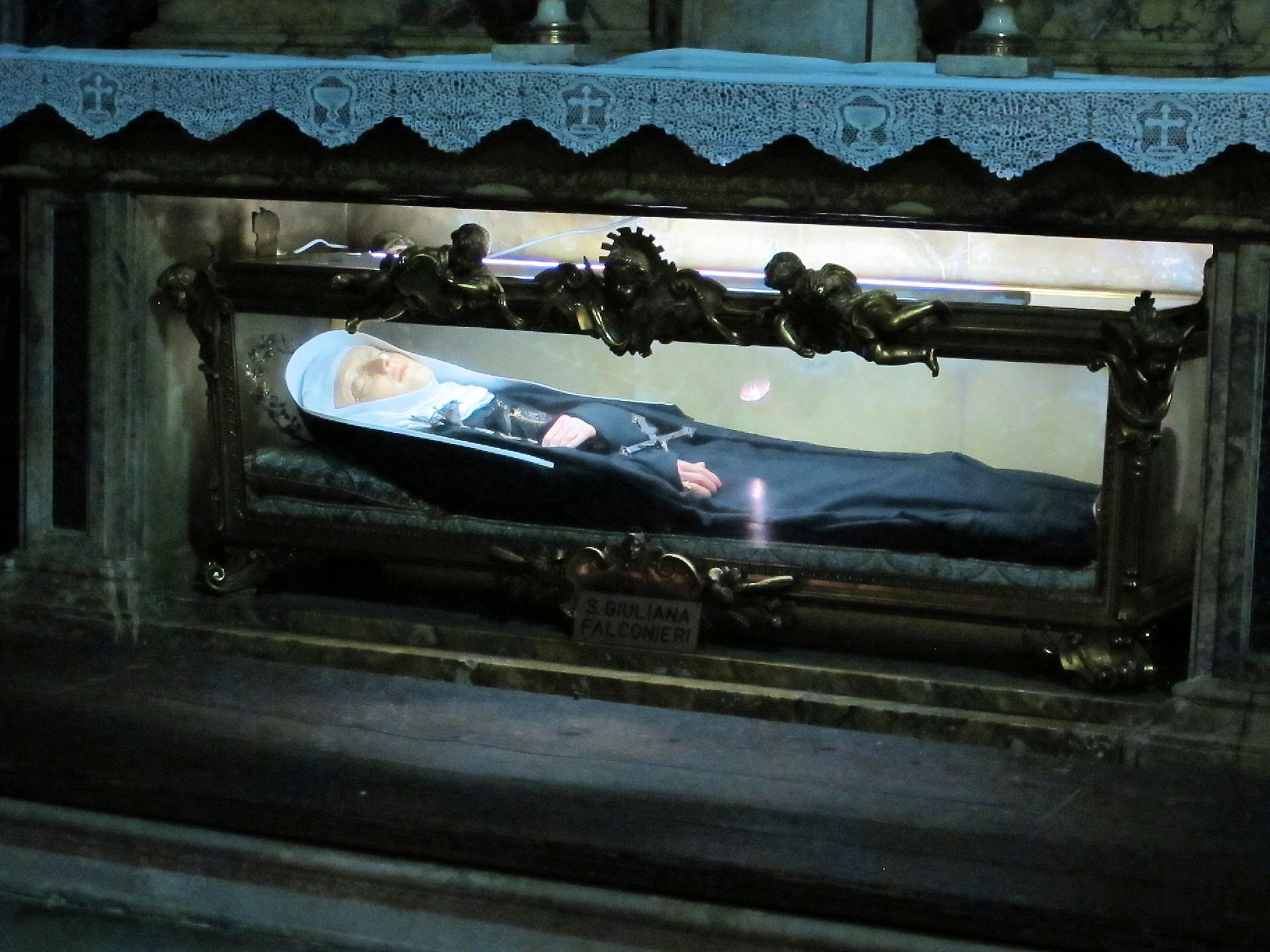 Glassarg mit den Gebeinen von Juliana in der Basilika Santissima Annunziata in Florenz