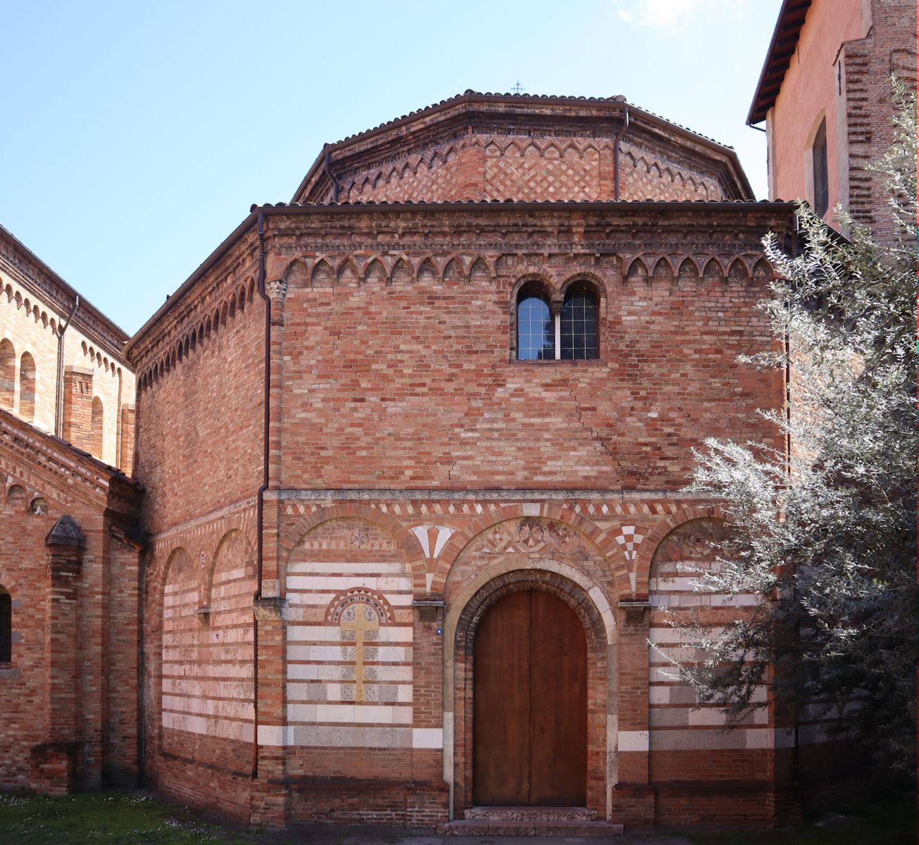 Basilika del Sepolcro zwischen den Kirchen San Vitale e Agricola (links) und del Crocifisso (rechts)