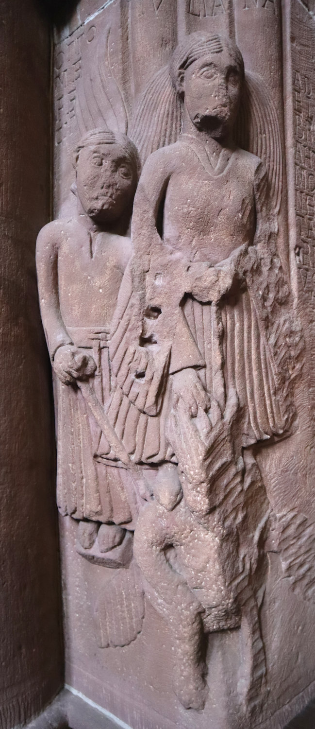 Relief: Juliana (rechts) mit einem Engel, der den Drachen (Teufel) bindet, 12. Jahrhundert, im Dom in Worms