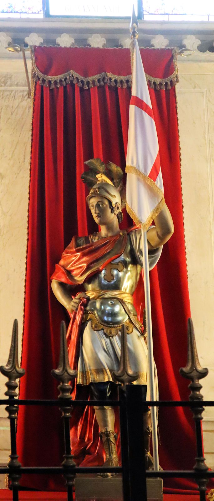 Julianus-Statue (mit Fahne von Savoyen) in der Pfarrkirche in Barbania bei Turin
