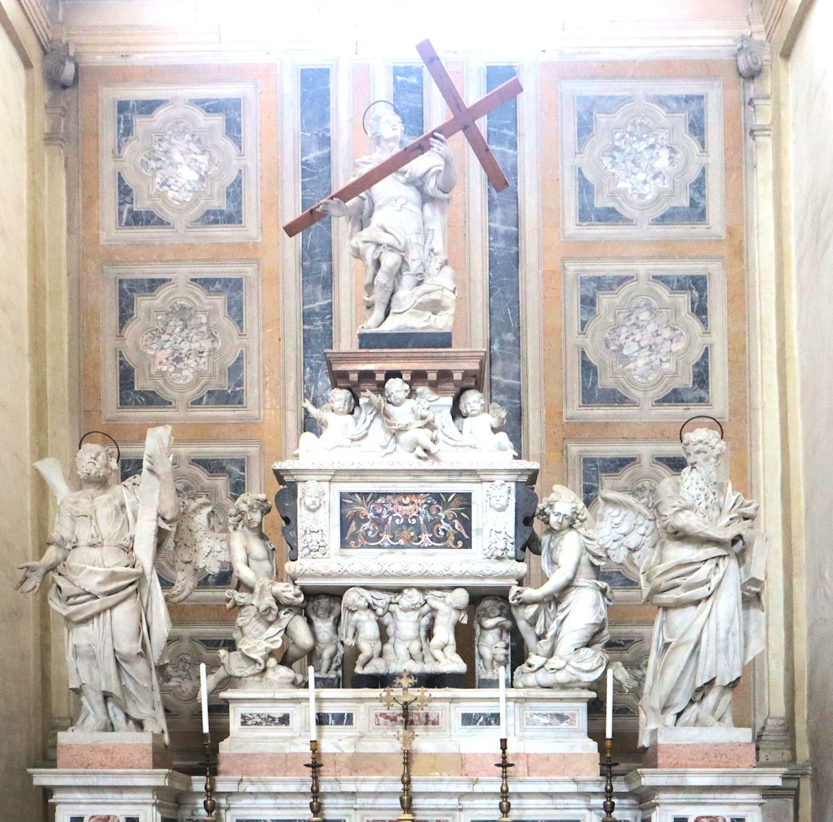 Giovanni Comin: Julianus' Sarg und Altar, 1680, in der ihm geweihten Kapelle in der Basilika Santa Giustina in Padua
