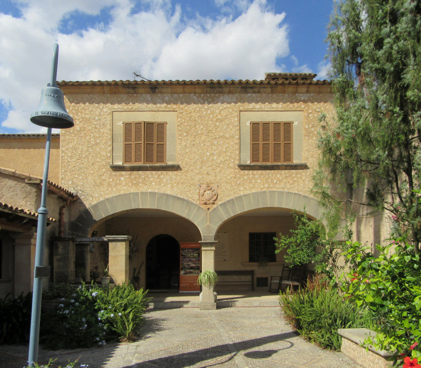 Museum Juniperus Serra neben seinem Wohnhaus in Petra auf Mallorca